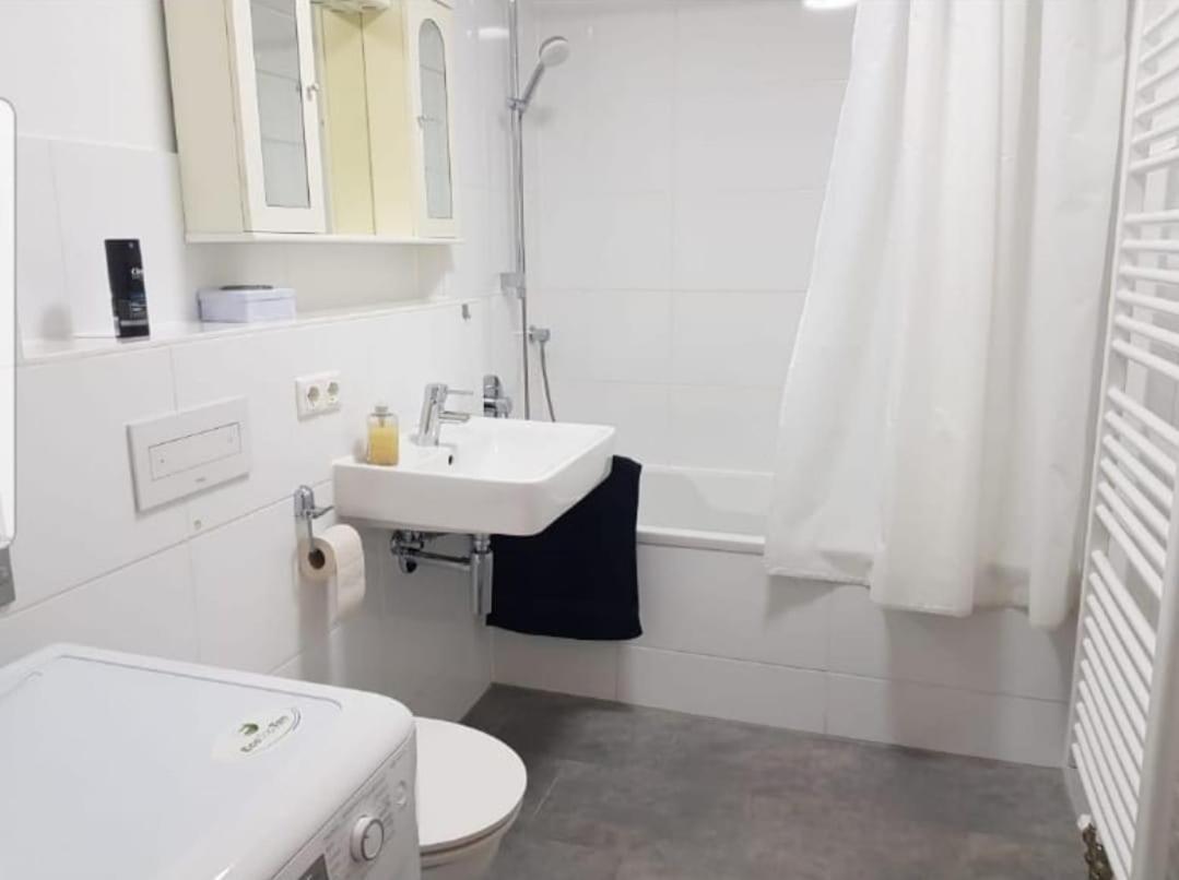Grosse Ferienwohnung In Augsburg Mit Balkon ภายนอก รูปภาพ